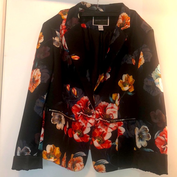 Absolutely gorgeous blazer. Size fit to L. Silk feeling - Picture 3 of 15